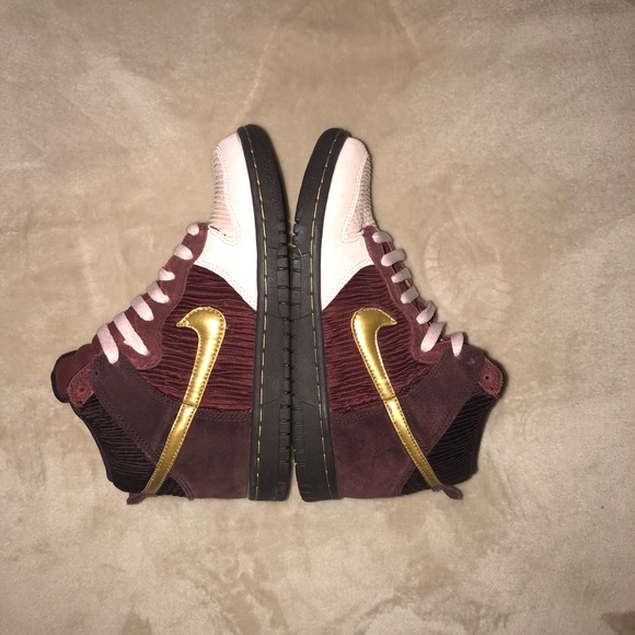 Nike Shoes - Women’s Nike high tops size 5.5